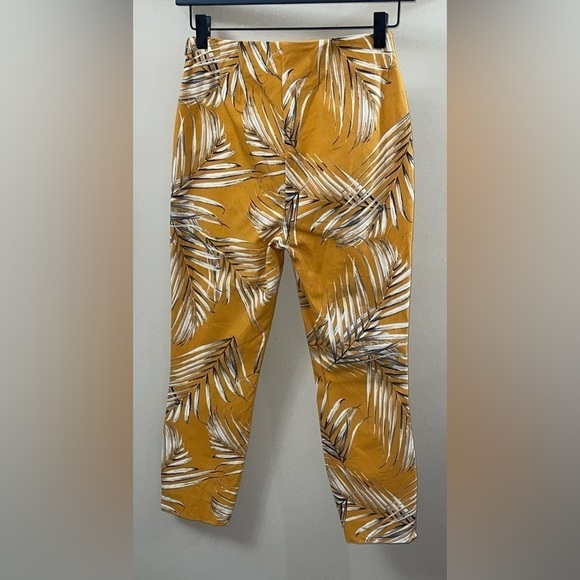 The Skinny Crop White House Black Market Pants and Palm-Print Bustier Set. - Picture 8 of 11